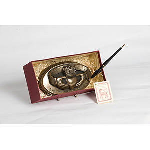 Claddagh Bronze Pen Set Claddagh Bronze Pen Set
(Wonderful Gift item)