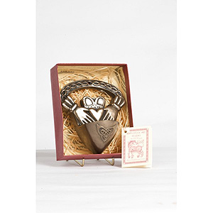 Beautiful Bronce Claddagh Waterfont Beautiful Bronce Claddagh Waterfont
(Handmade)
