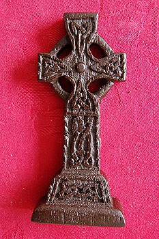 Turf Irish Celtic Cross 4.5" Turf Irish Celtic Cross 4.5"
(5000 year old peat)
